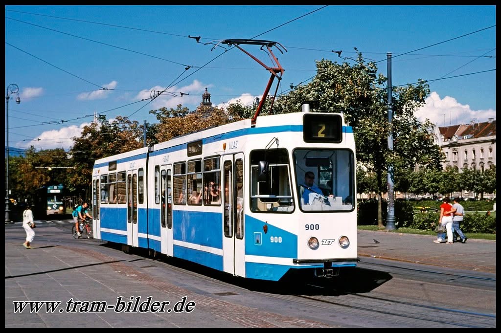 Tramvaj linije 2 na Glavnom kolodvoru 12. kolovoza 2005. godine